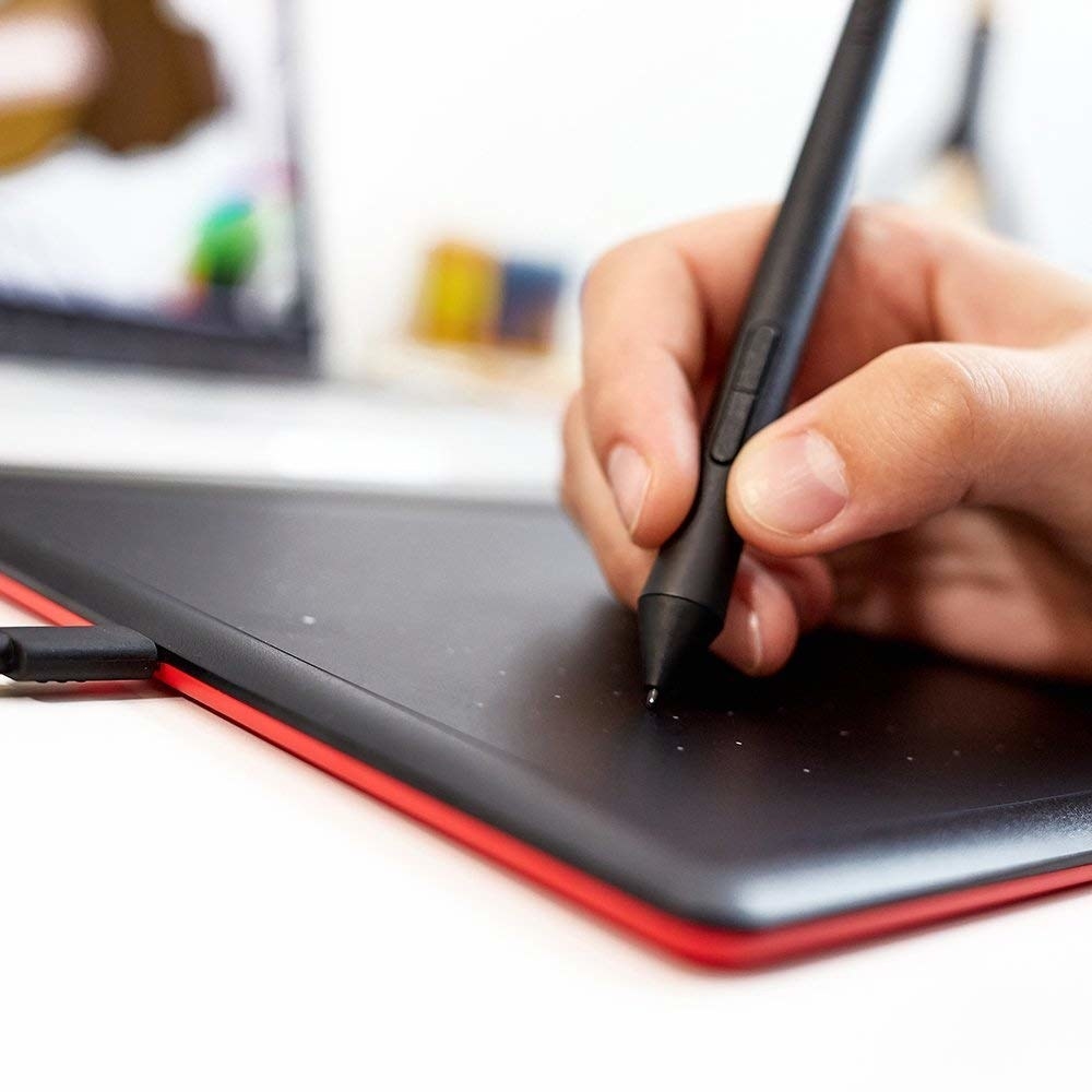 A person drawing on the tablet.