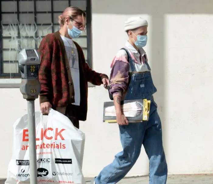 Halsey and Alev walking outside holding shopping bags