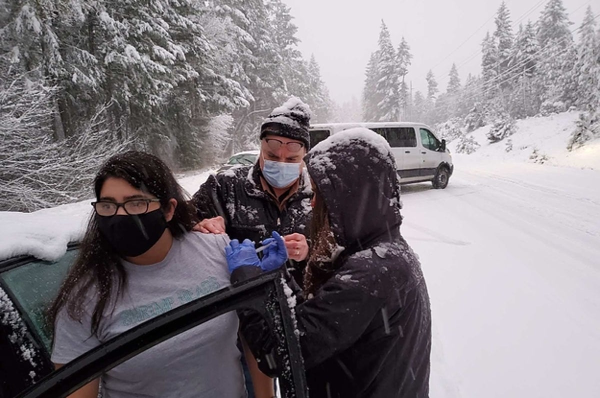 Oregon drivers trapped in snow receive surprise COVID vaccine
