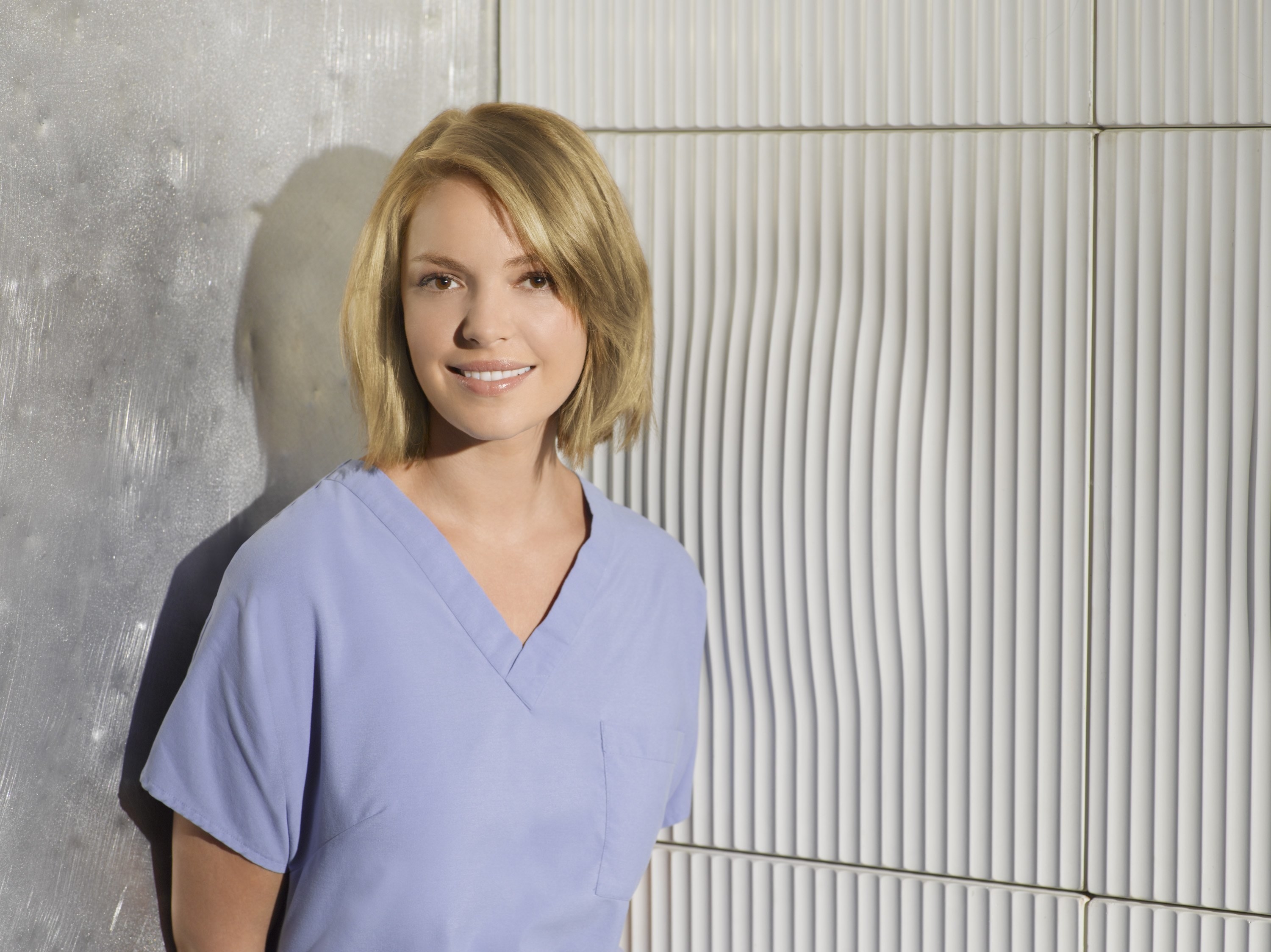 Katherine Heigl wearing blue scrubs in a promotional photo for Grey&#x27;s Anatomy