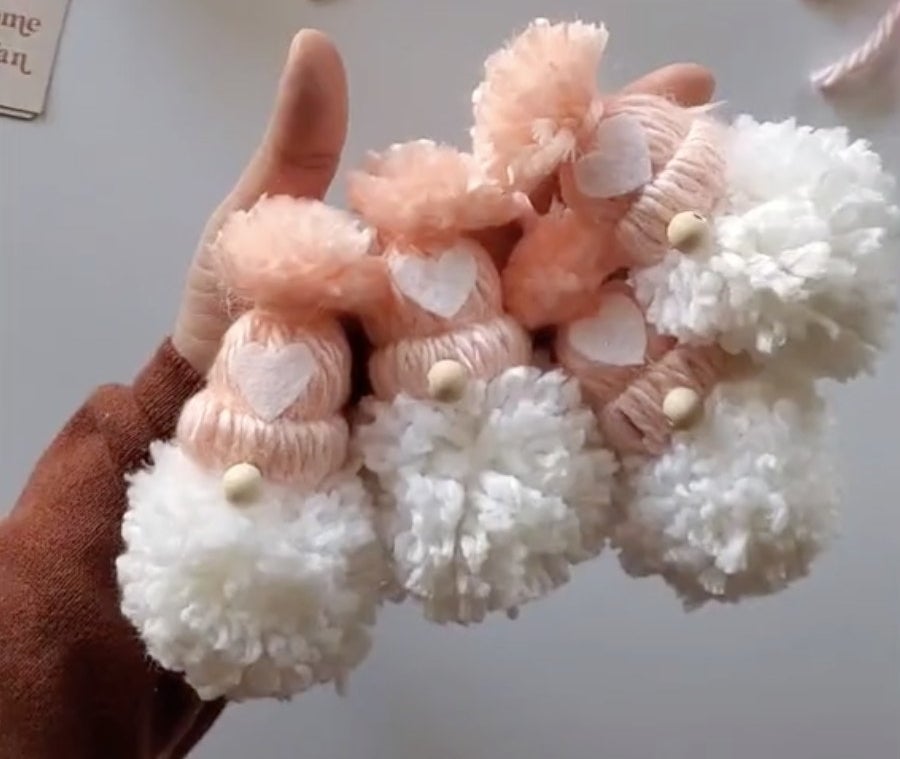 Fluffy yarn balls that resemble a gnome with a hat and beard