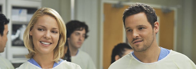 Katherine Heigl and Justin Chambers in yellow scrubs on Grey's Anatomy