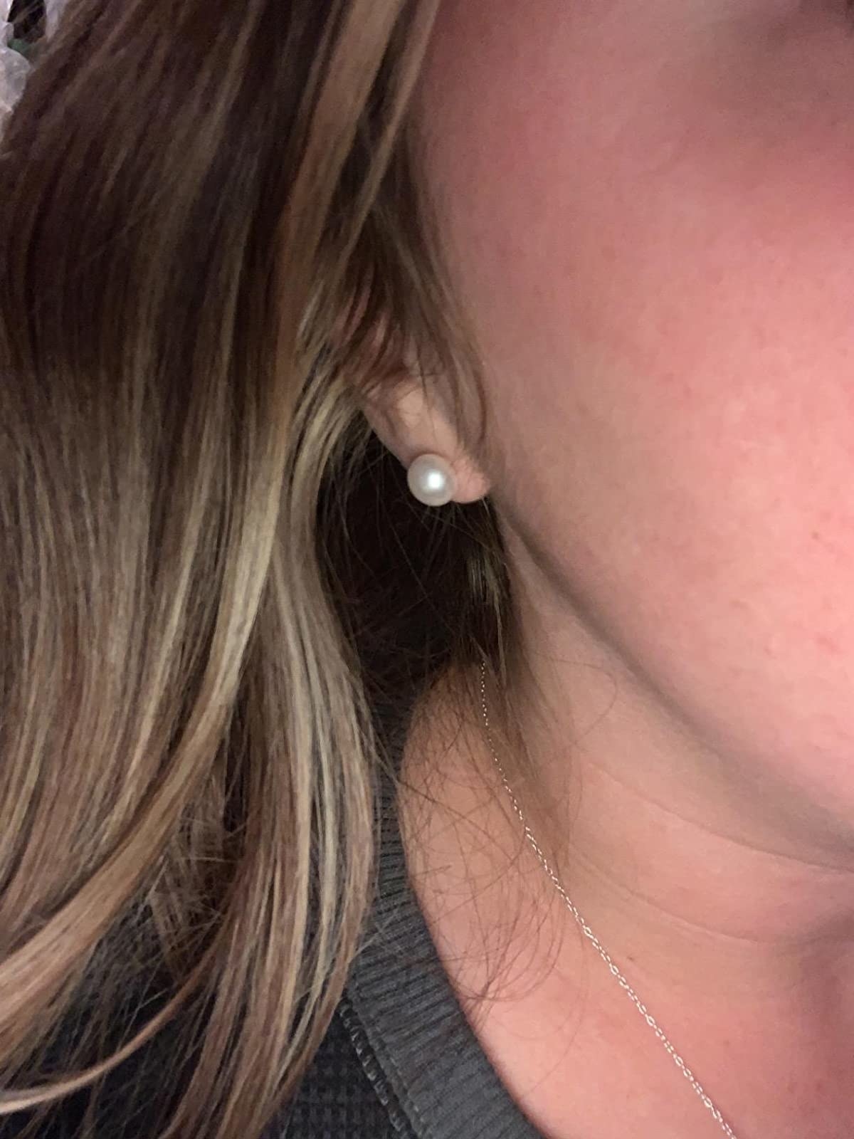 Amazon reviewer wearing Pavoi pearl stud earring