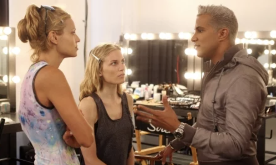 Jay Manuel speaking to contestants on the show