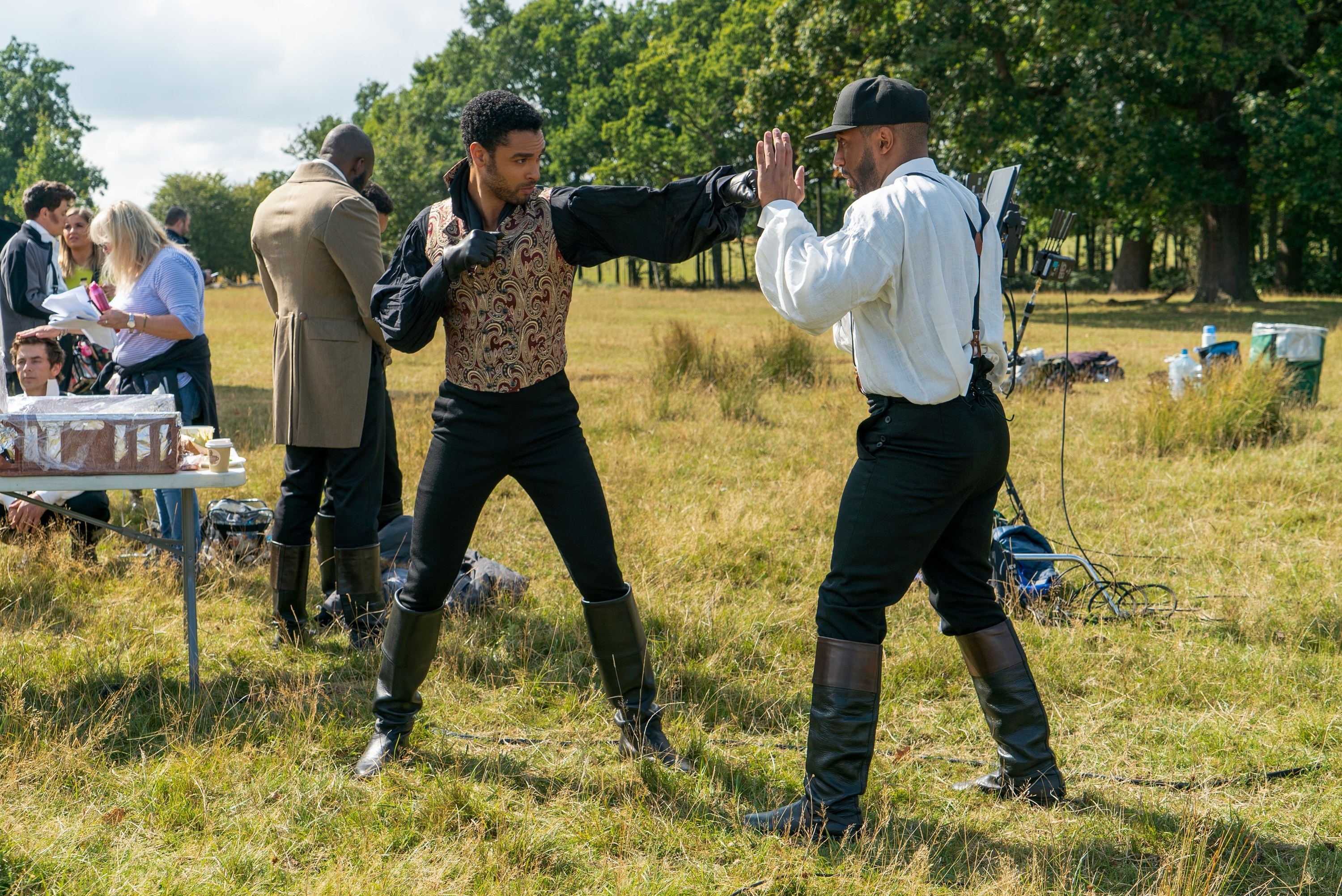 Regé-Jean Page practicing his punches behind the scenes 