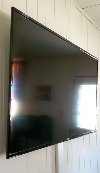 A reviewer's photo of their clean TV