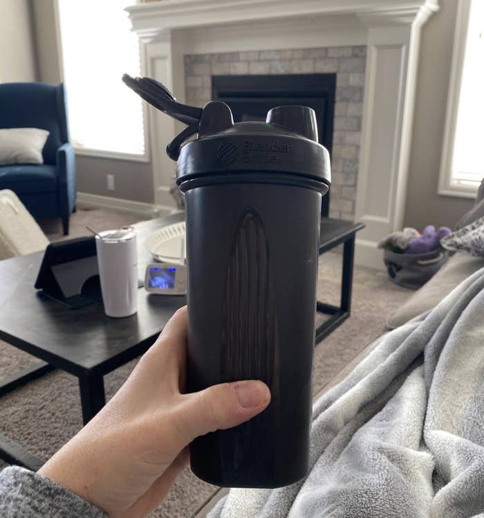reviewer holding the black shaker