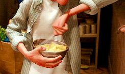 gif from the movie &quot;Ratatouille&quot; with Remy on top of Linguini&#x27;s head helping him cook
