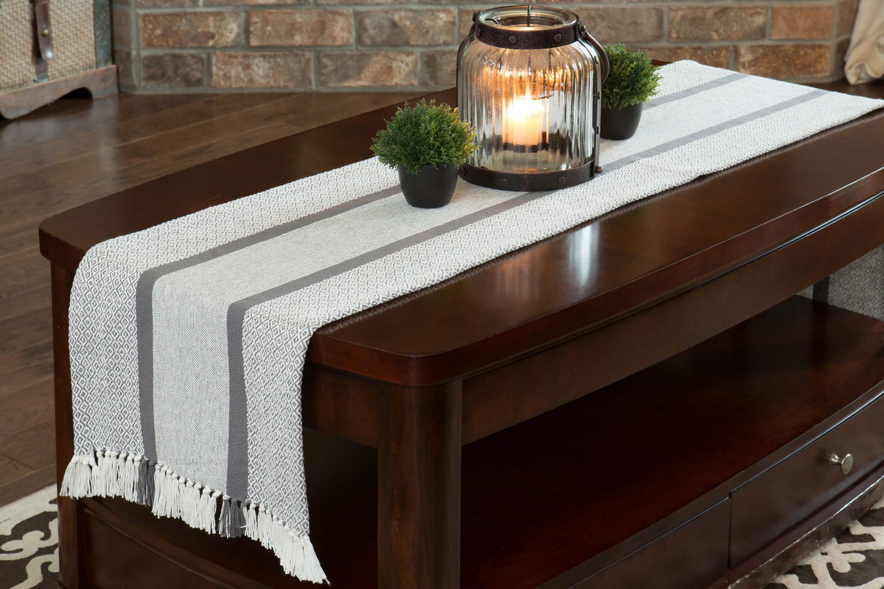 The table runner in the color Gray