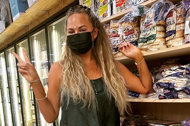 Chrissy Teigen shared a great beauty hack from the pandemic era and I can’t wait to try it