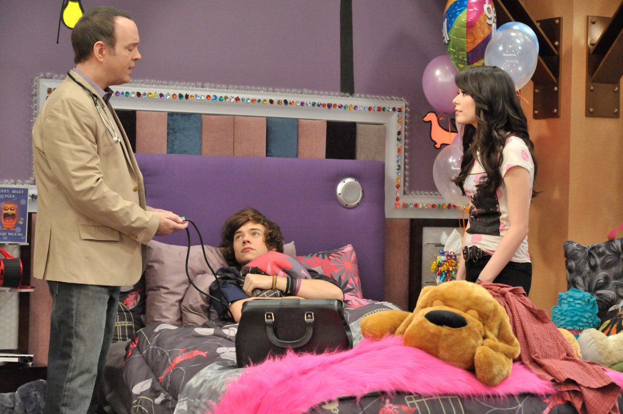 harry styles lying in bed while a doctor and carly talk next to him