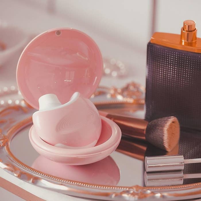 the diskreet air in its case on a makeup tray