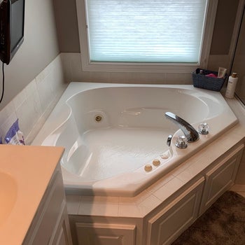 The reviewer's after photo which shows the cleaner left their tub in great condition