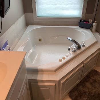 The reviewer's after photo which shows the cleaner left their tub in great condition