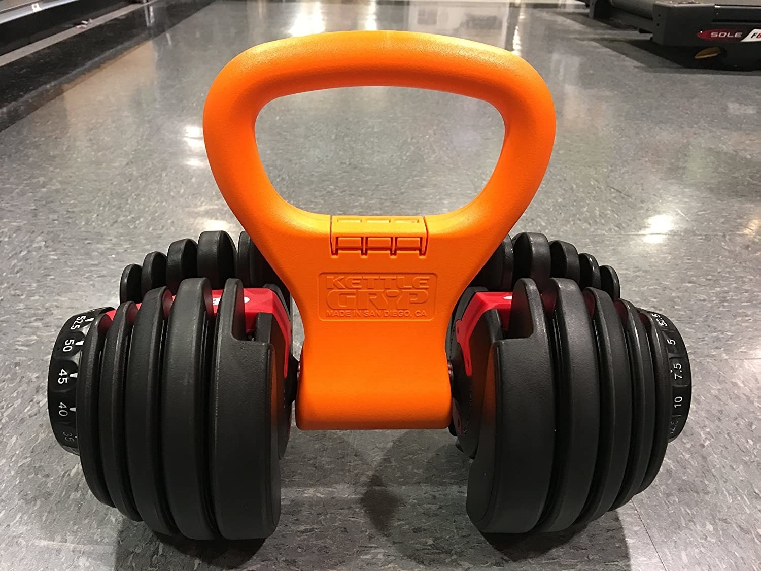 A dumbell with the clamp attached to its bar