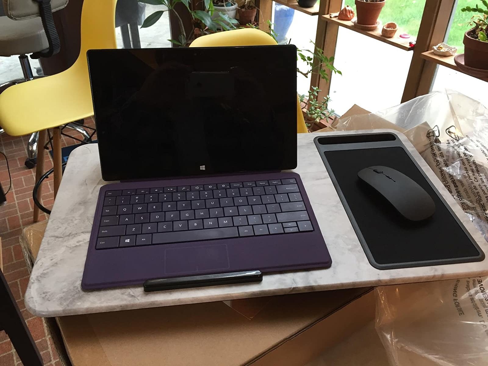 reviewer&#x27;s laptop and mouse on the lap desk 