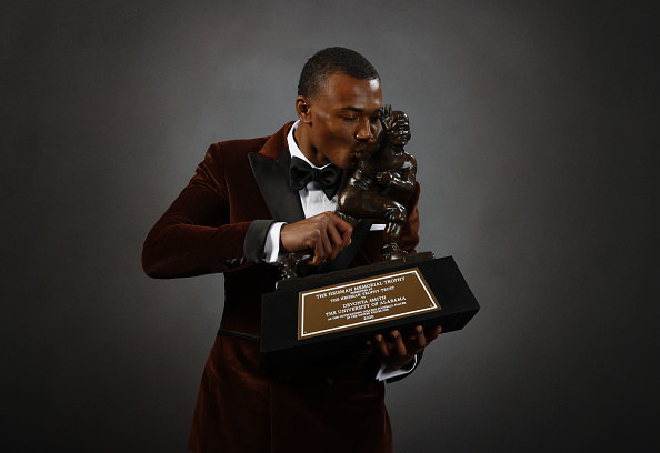 DeVonta Smith kissing Heisman Trophy.