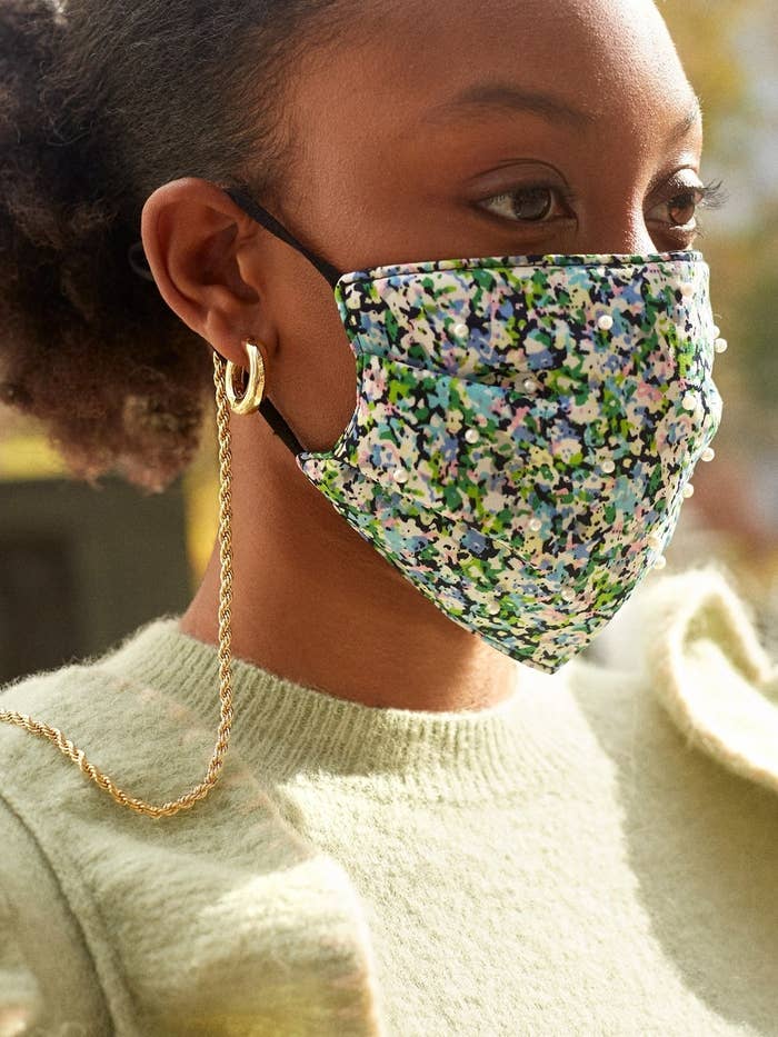 Model wearing convertible face mask chain from Baublebar