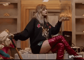 Taylor Swift in Look What You Made Me Do music video, burning money