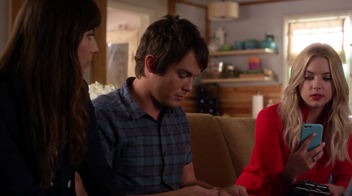 Spencer and Caleb sit on couch alongside Hanna