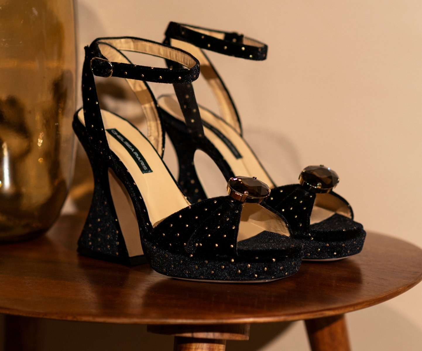 Kelso retro sandals in black gold