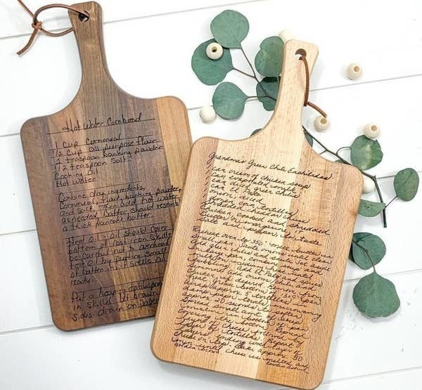 The cutting boards engraved with hand-written recipes in the beech and walnut finishes 