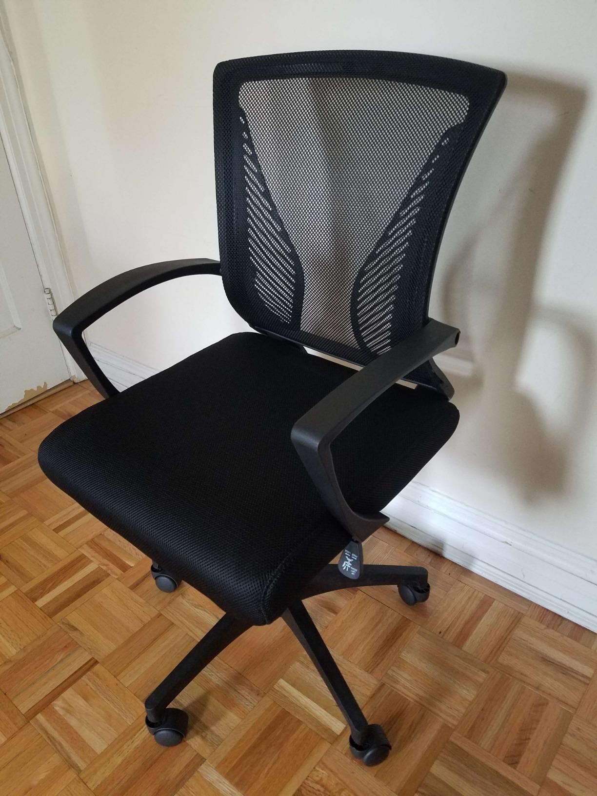 评论家# x27;任务椅子在黑色的”class=