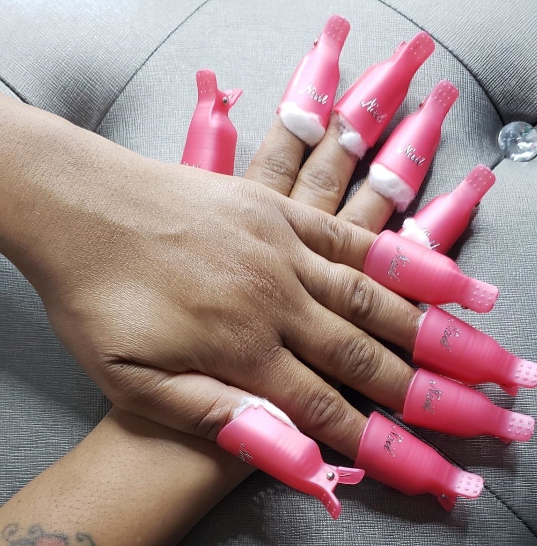 Reviewer using plastic nail clip to soak off acrylic