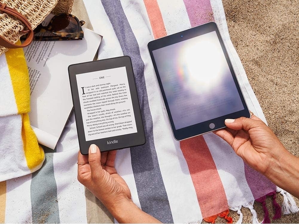 person comparing the glare on a Kindle to a tablet