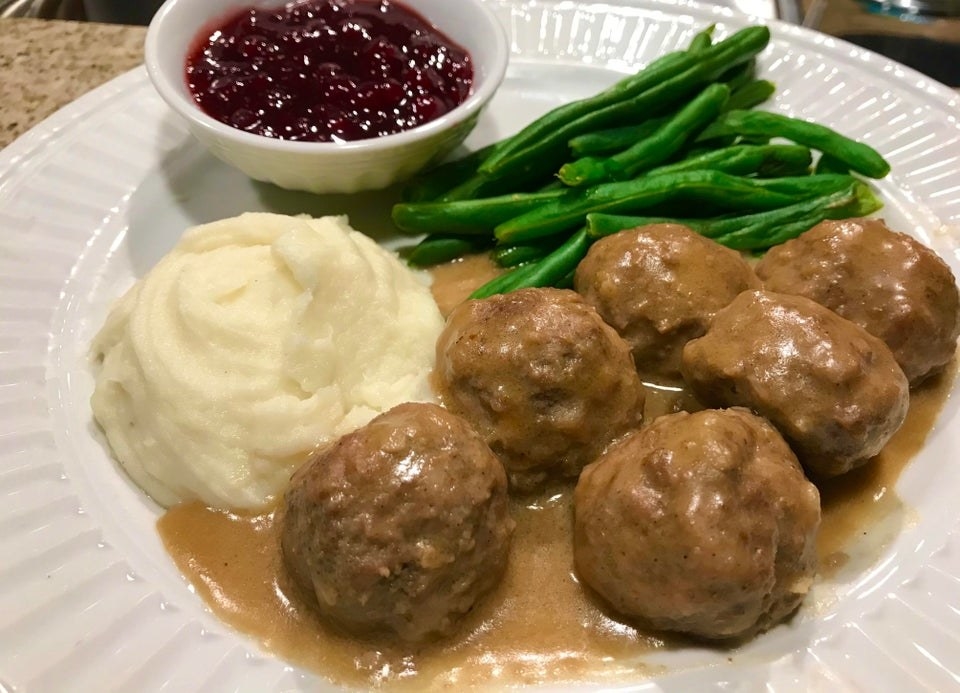 A plate of meatballs with gravy