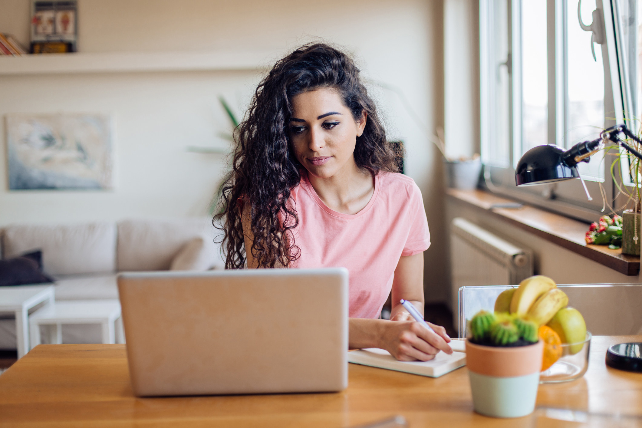 Personne travaillant sur un ordinateur portable