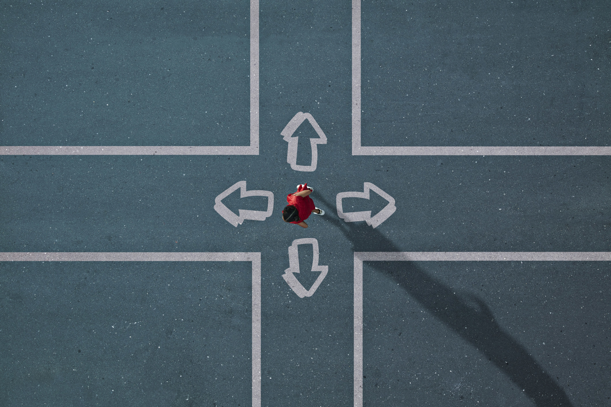 Personne choisissant une direction dans laquelle marcher