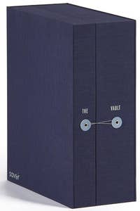 the outside of the navy organizer which closed with an elastic band