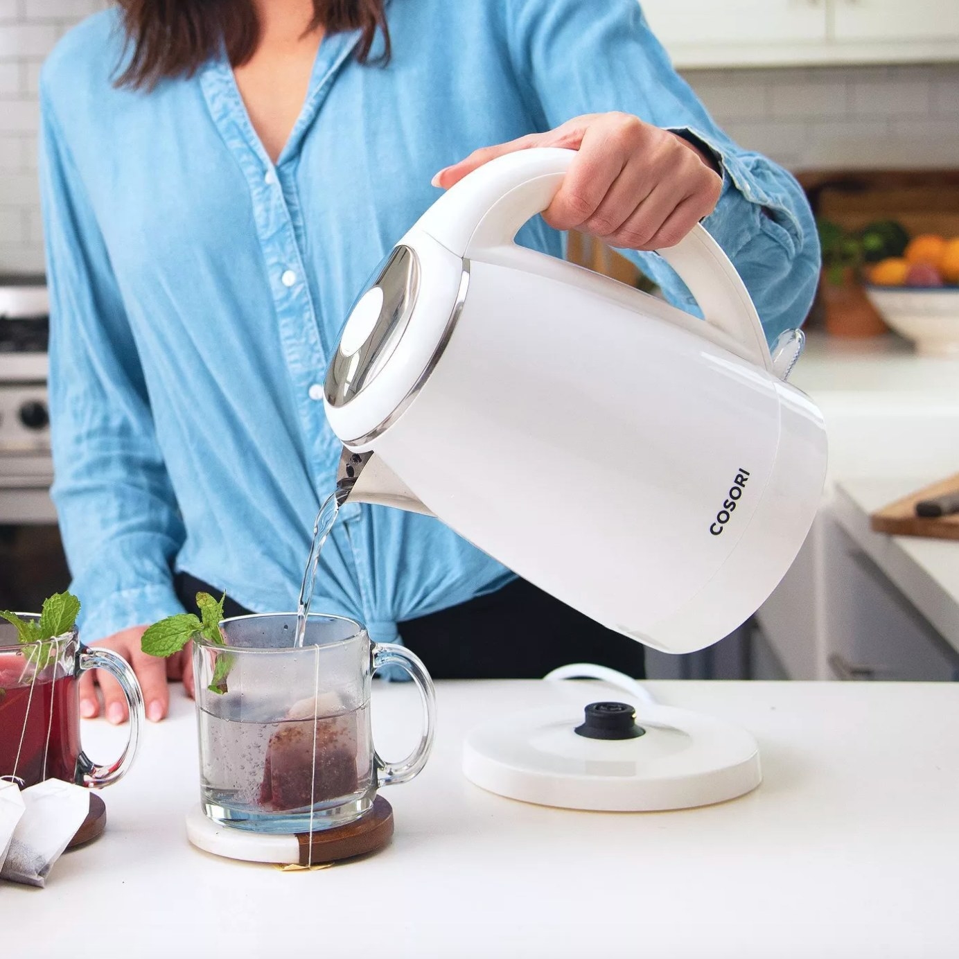 model using the white electric kettle