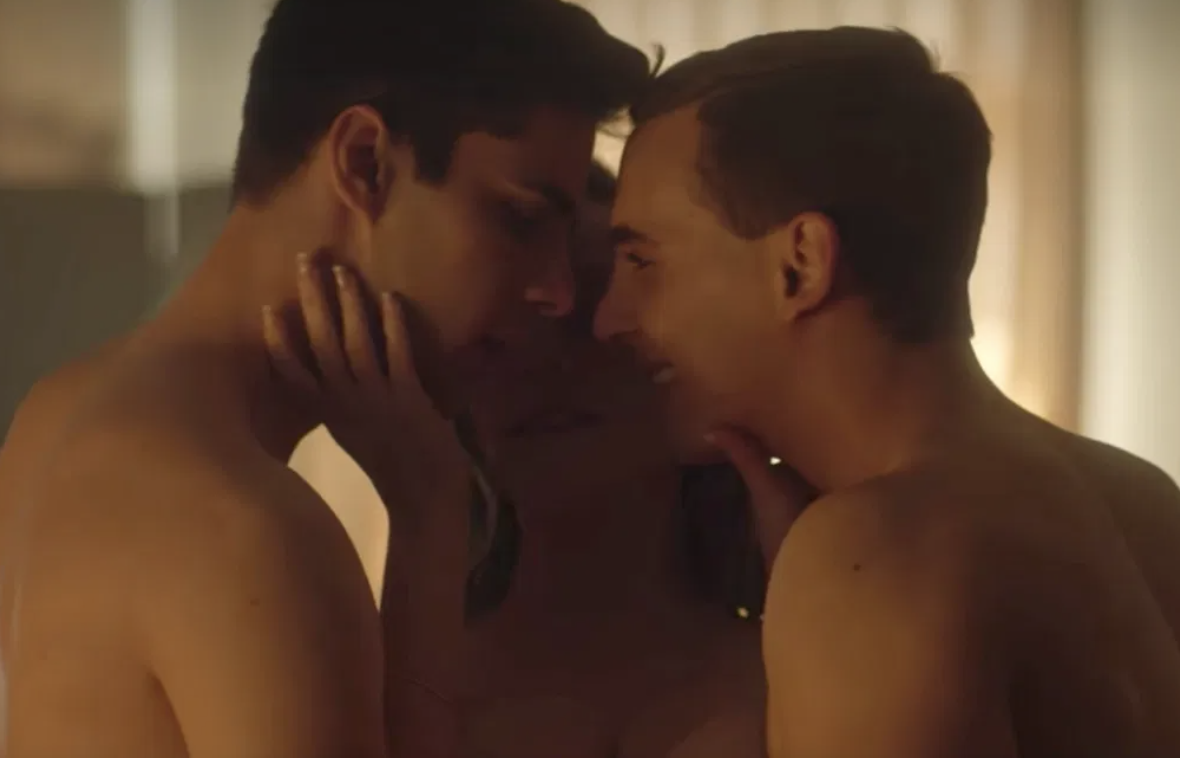 Two men and one woman kissing on Netflix&#x27;s &quot;Elite&quot;