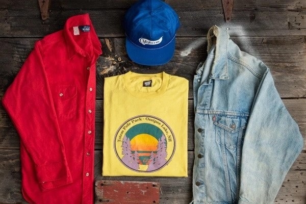 复古牛仔外套,纽扣的衬衫,t恤,和海军蓝色的帽子从逗号古董