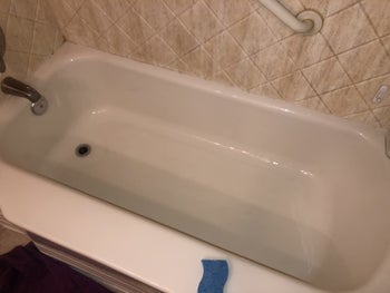 The same bathtub after using The Pink Stuff