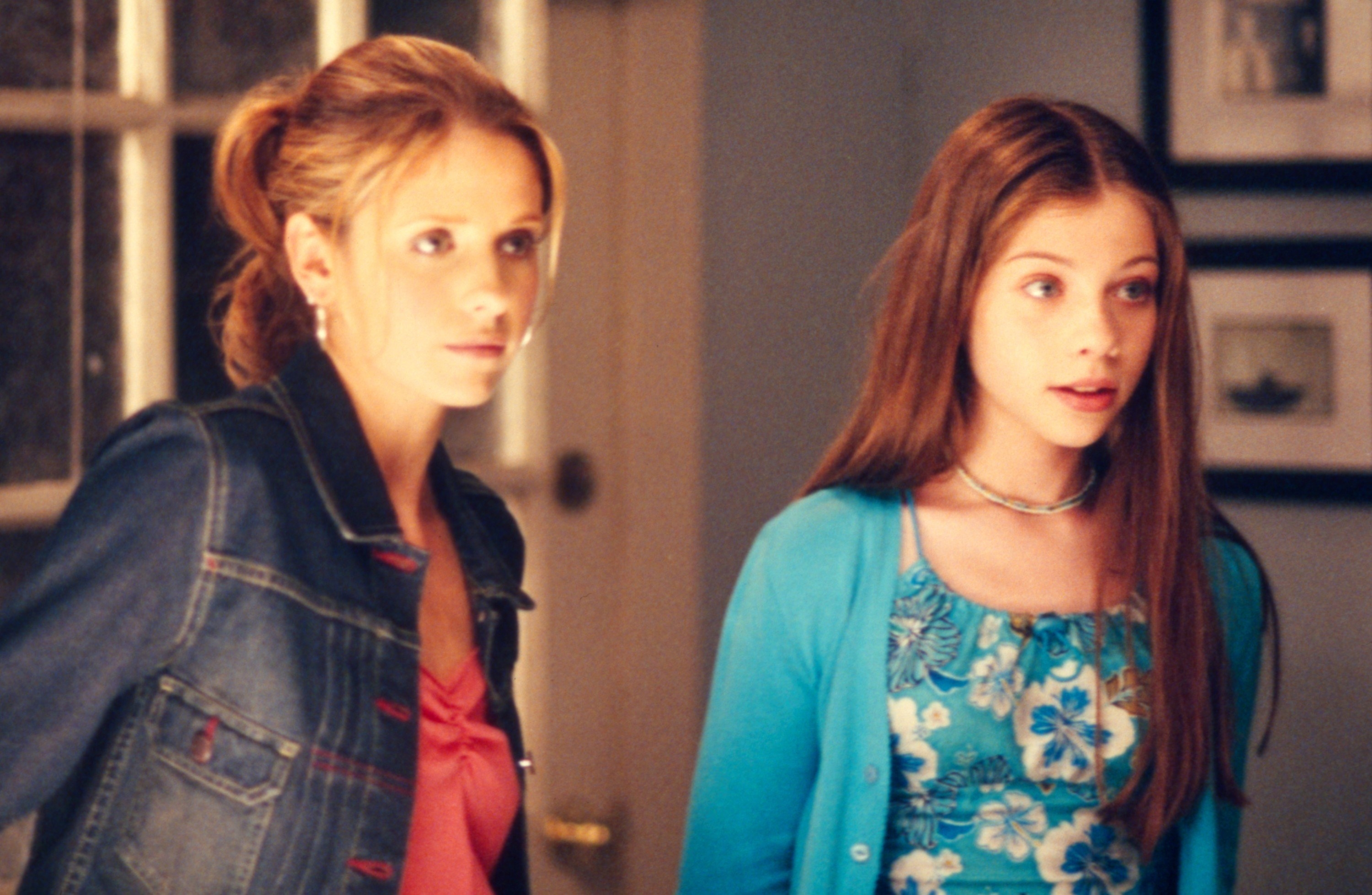 Sarah Michelle Gellar and Michelle Trachtenberg stand next to each other in Buffy the Vampire Slayer