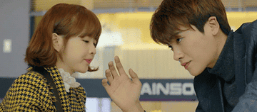 Park Bo-young and Park Hyung-sik arm wrestle with each other