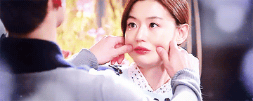 Jun Ji-hyun and Kim Soo-hyun quarrel with each other by stretching each other&#x27;s cheeks