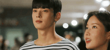 Cha Eun-woo looks at Im Soo-hyang when she&#x27;s not looking