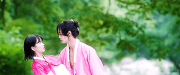 Jang Dong-yoon catches Kim So-hyun and the two stare at each other