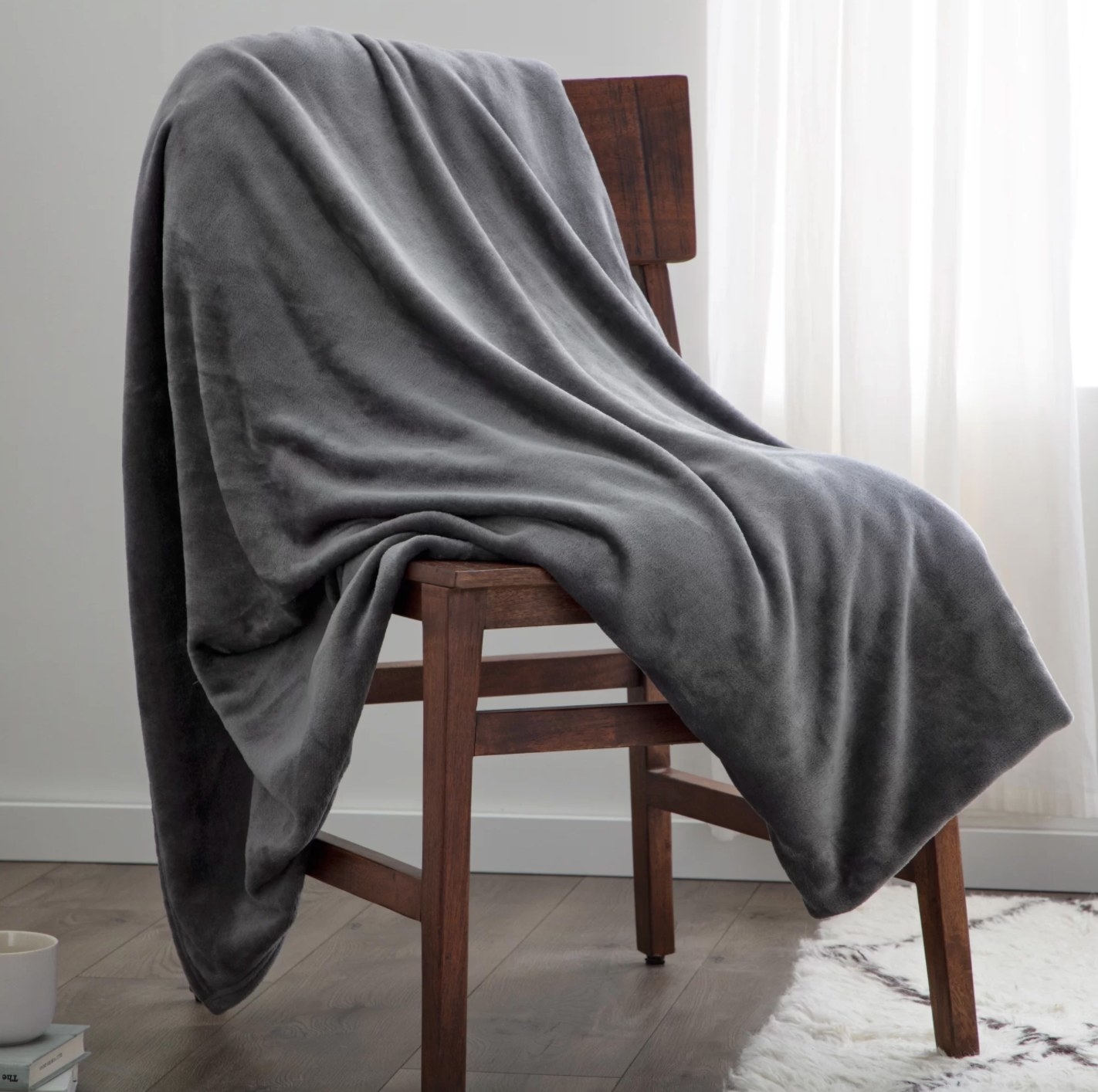 The fleece blanket in gray