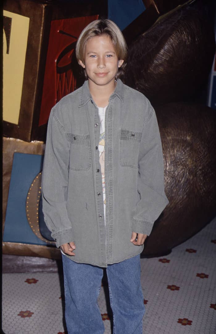Photo of Jonathan Taylor Thomas in baggy clothes