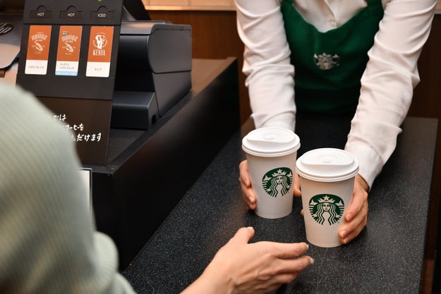 紙だけどふやけない スターバックスが全国で新カップの提供を開始
