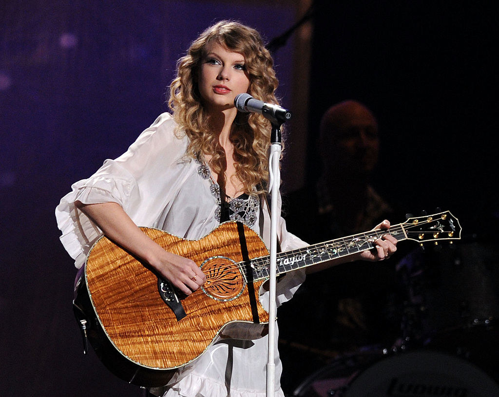 Taylor Swift playing the guitar at hr Grammys in 2010