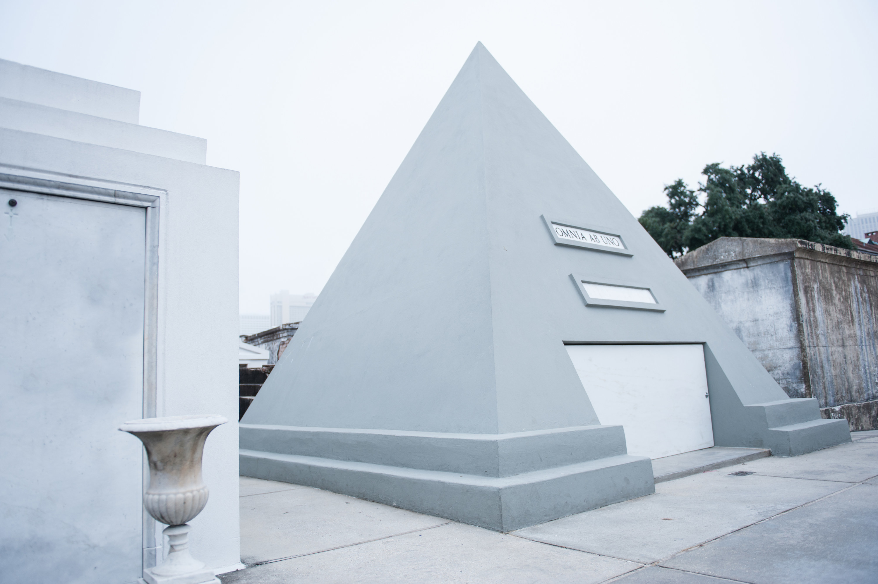 一个金字塔形状的坟墓