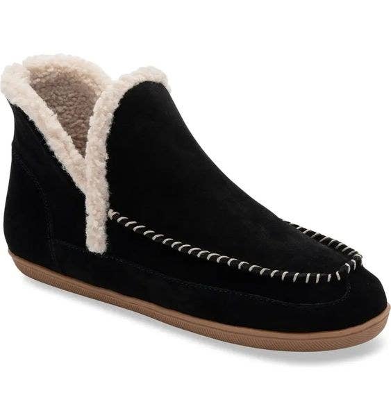 black slipper with faux fur lining and white stitching
