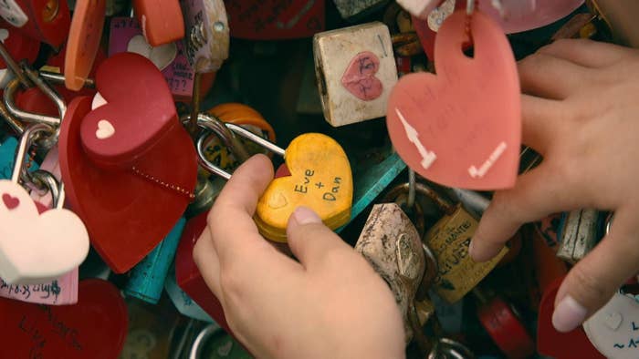 Lara Jean holding onto a lock that says "Eve plus Dan"