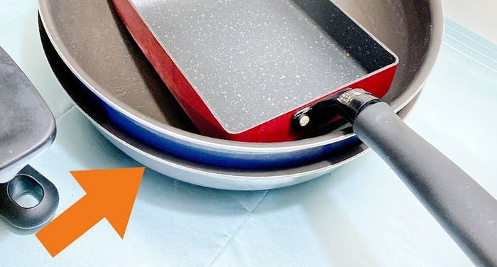 DAISO(ダイソー)のおすすめキッチングッズ「フライパンラック」